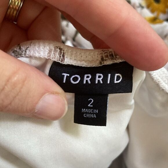 Torrid Ivory Floral Print Lace Trim Cold Shoulder Midi Dress Size 2 - Picture 11 of 13